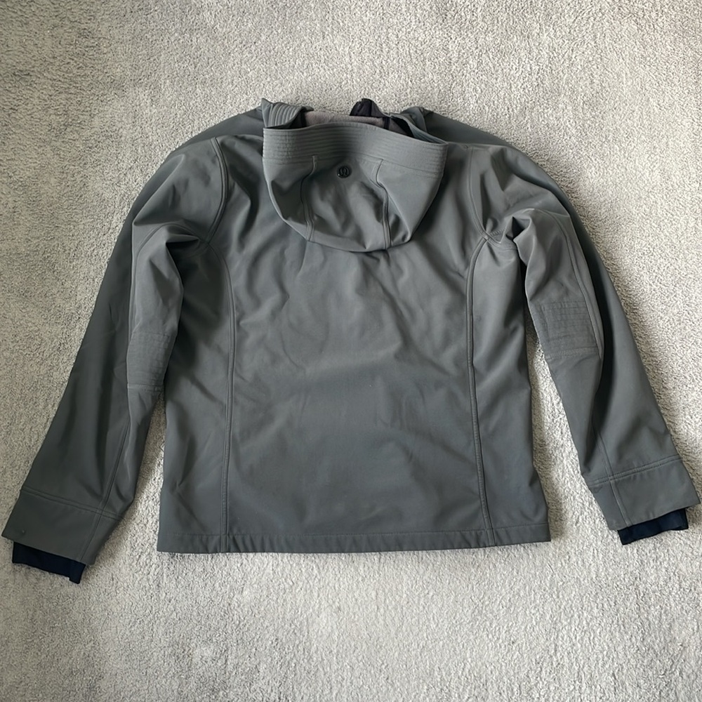 EC Lululemon Men's Softshell Hooded Jacket with Zipper Pockets - Size L - Picture 2 of 6